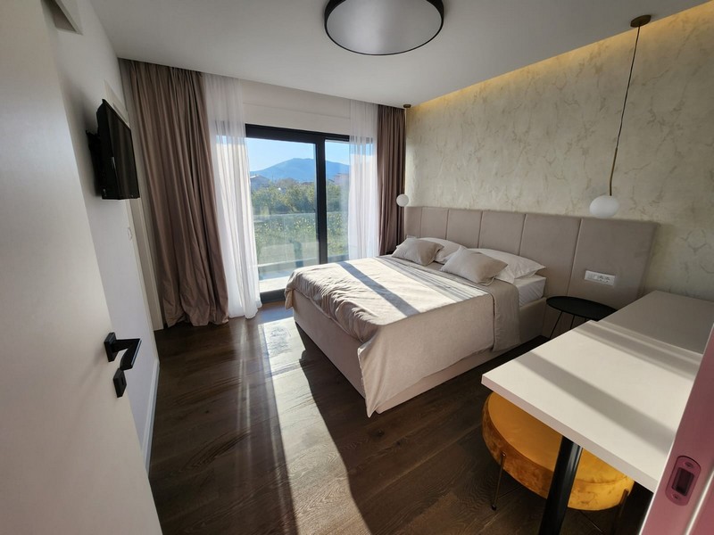 Moderní ložnice s manželskou postelí.