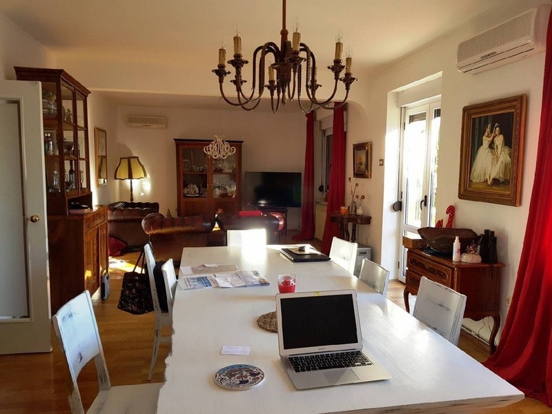 Prostorný dům s velkou terasou a grilem