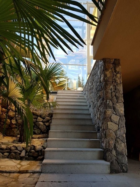 Samostatně stojící dům ve skvělé lokalitě s bazénem a zelení