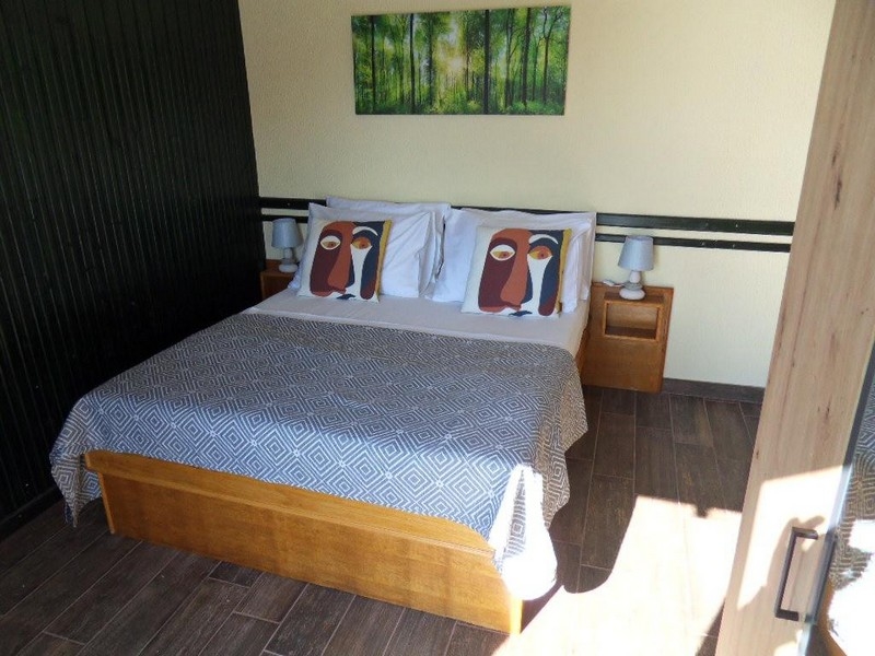 Opět manželská postel v ložnici.