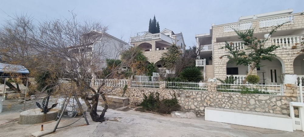 Dům v čelním pohledu.