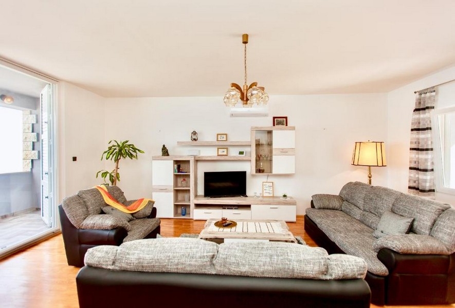 Prodám bytový dům s přímou polohou u moře v Chorvatsku, Střední Dalmácii