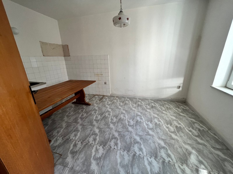 Interiér potřebuje rekonstrukci.