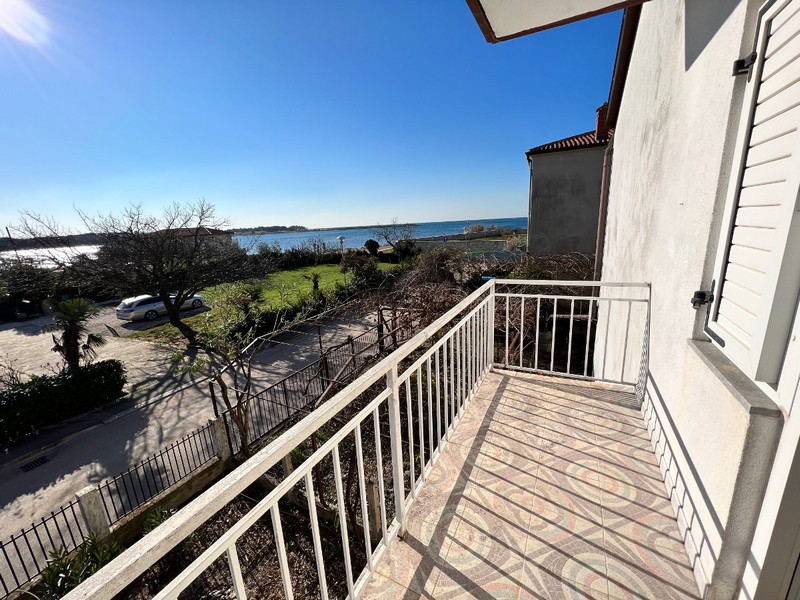 Výhled na moře z druhého patra domu H2438 na Istrii, Chorvatsko.