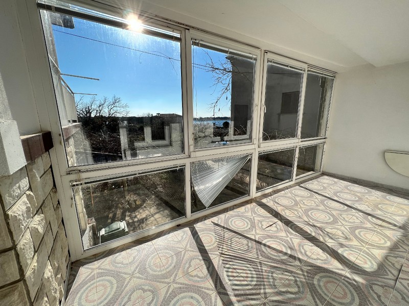 Výhled na moře z horního patra.