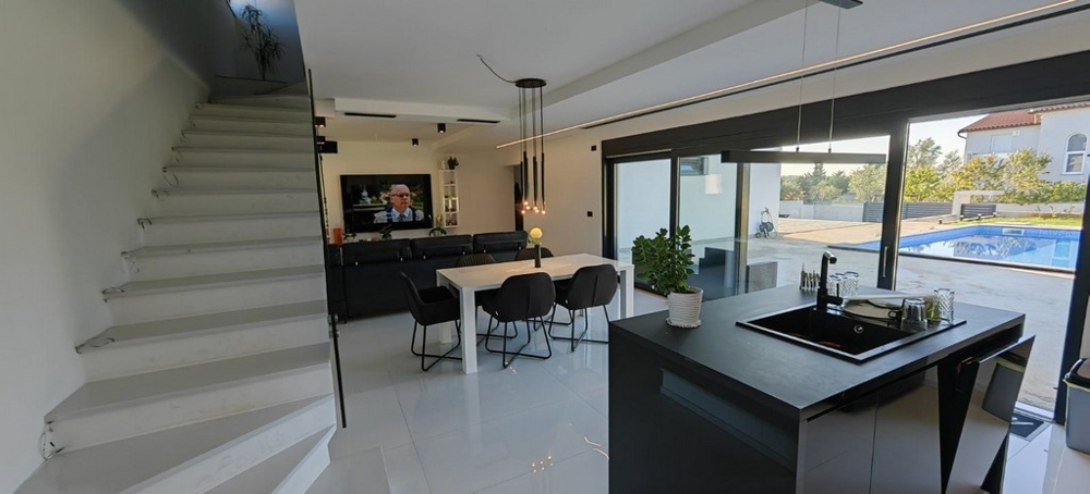 Obytná část a výhled na schodiště vedoucí do horního patra.