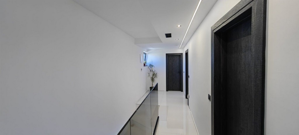 Chodba v horním patře vily H2445.