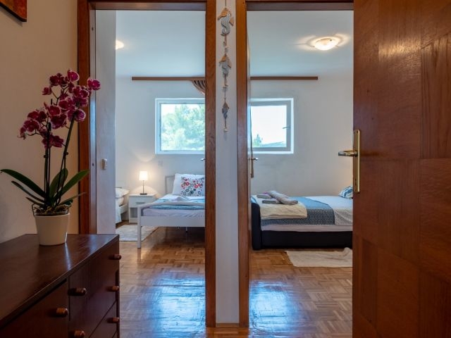 Světlý apartmánový dům jen 40m od moře