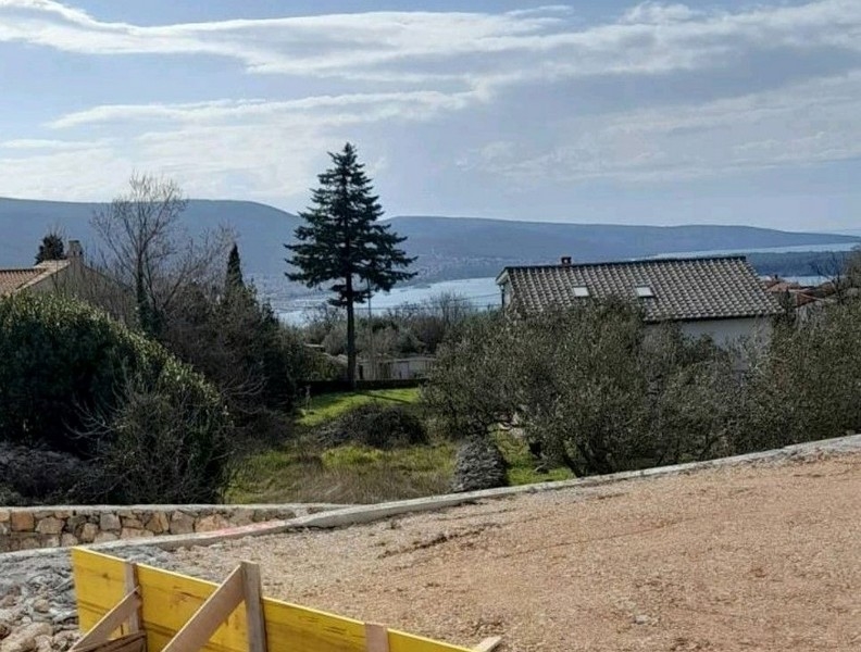 Výhled na moře ze staveniště nemovitosti H2469, na prodej na ostrově Krk v Chorvatsku.