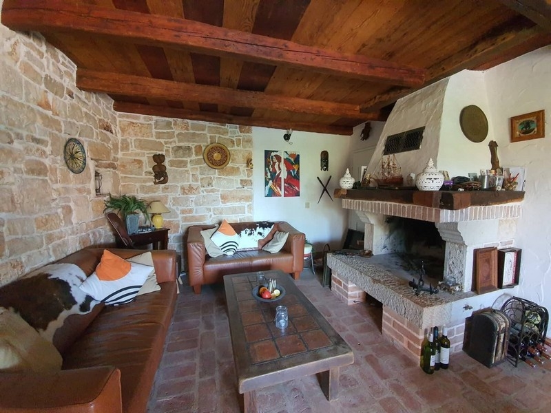 Obývací pokoj s krbem