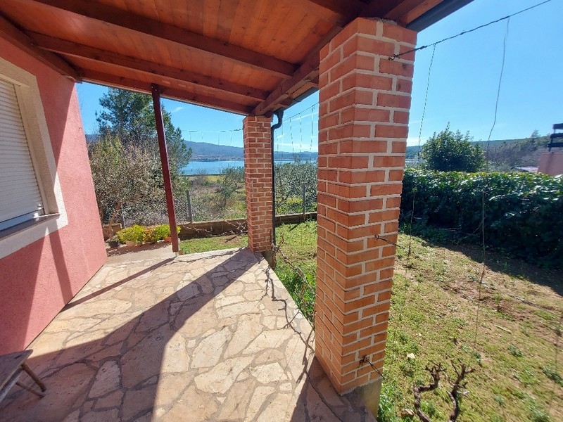 Terasa s výhledem na moře domu H2488, který je na prodej v Pridraga na Karinsko More.