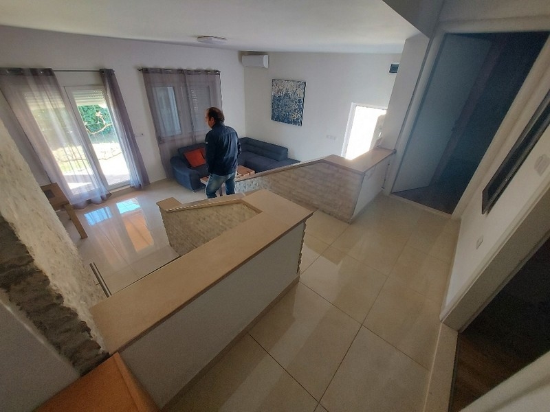 Útulný obývací prostor nemovitosti H2488 v Pridraze, Chorvatsko.