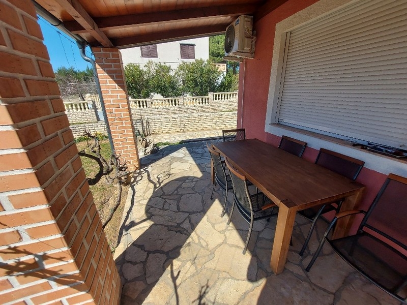 Jídelna na kryté terase domu.