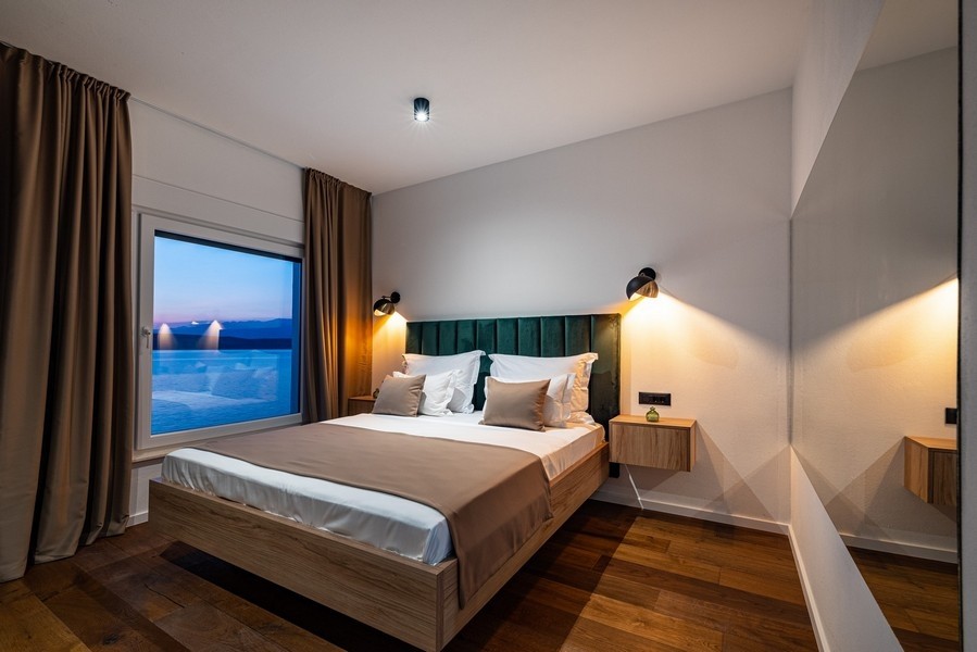 Ložnice s pohodlnou manželskou postelí.