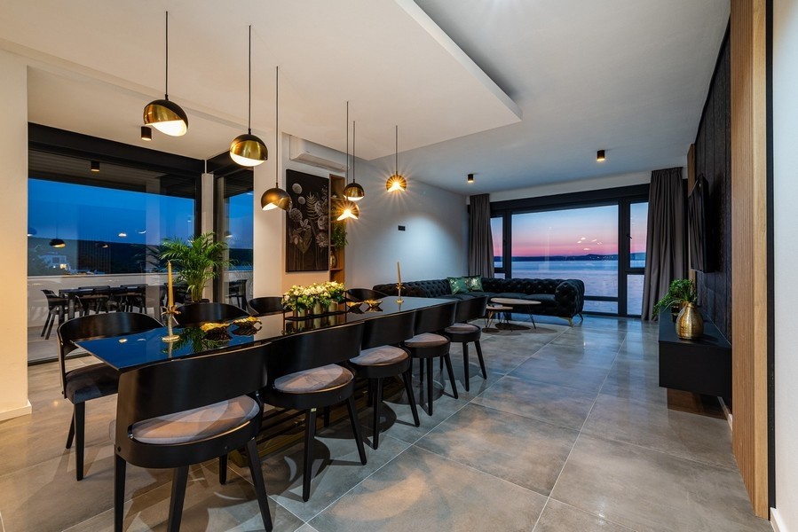 Velký jídelní stůl v moderní luxusní vile v Chorvatsku - Panorama Scouting H2494.