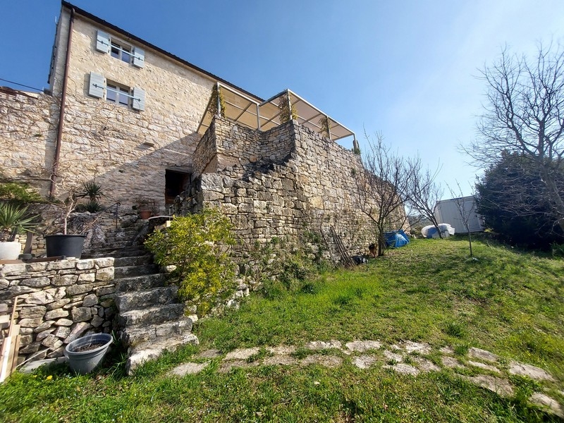 Krásný, rustikální kamenný dům na prodej v Buje v srdci Istrie.