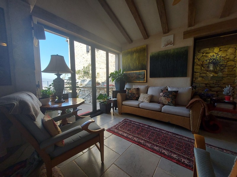 Obývací pokoj se vstupem na terasu