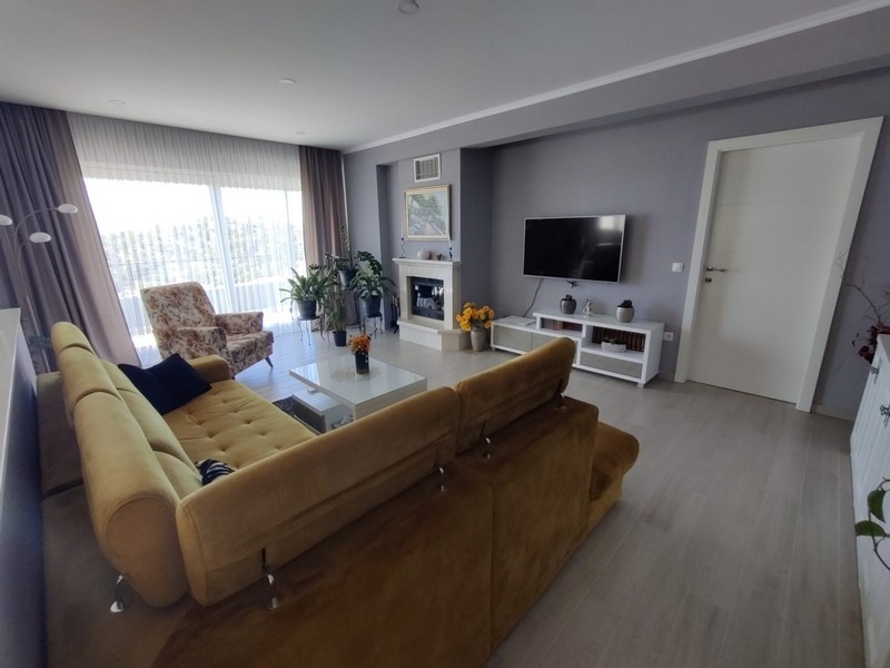 Velká pohovka a výhled na televizi.