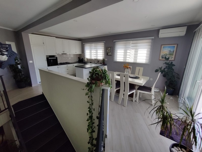 Klimatizovaný jídelní kout a výhled do kuchyně.