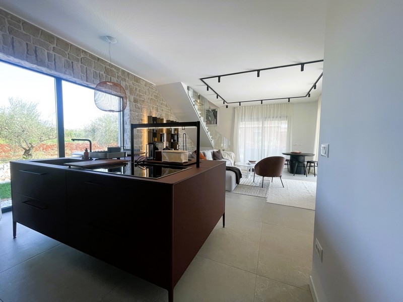 Interiér v přízemí vily H2508, nabízené k prodeji na Istrii.