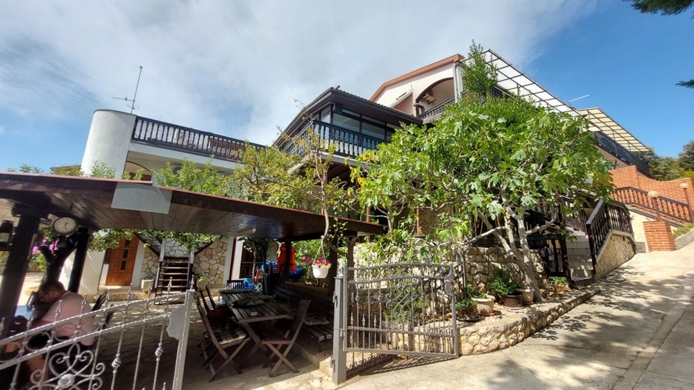 Elegantní dům s halou a restaurací