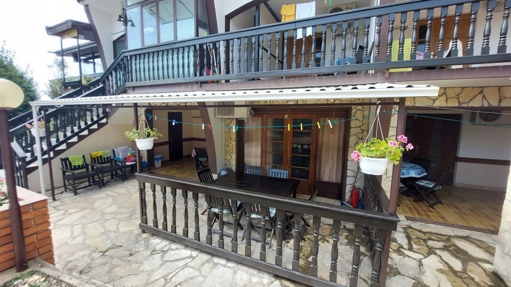 Prostorný dům s velkou terasou a grilem