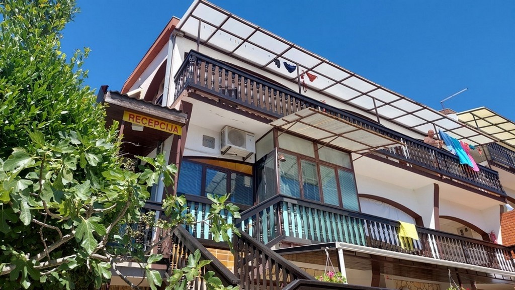 Bytový dům s halou a restaurací