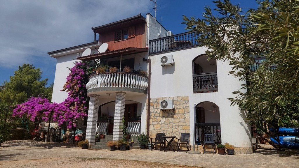 Pěkný dům s parkovacími místy