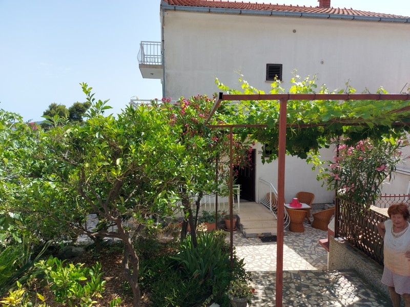 Pěkná terasa s grilem