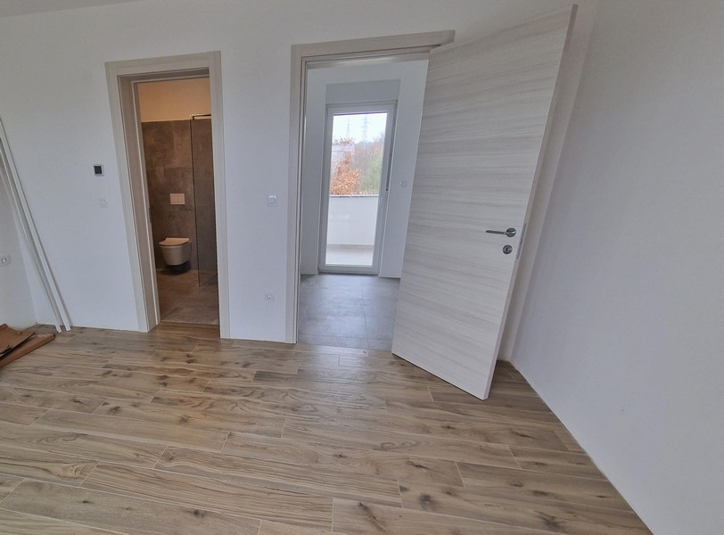 Pokoj a výhled na WC v přízemí