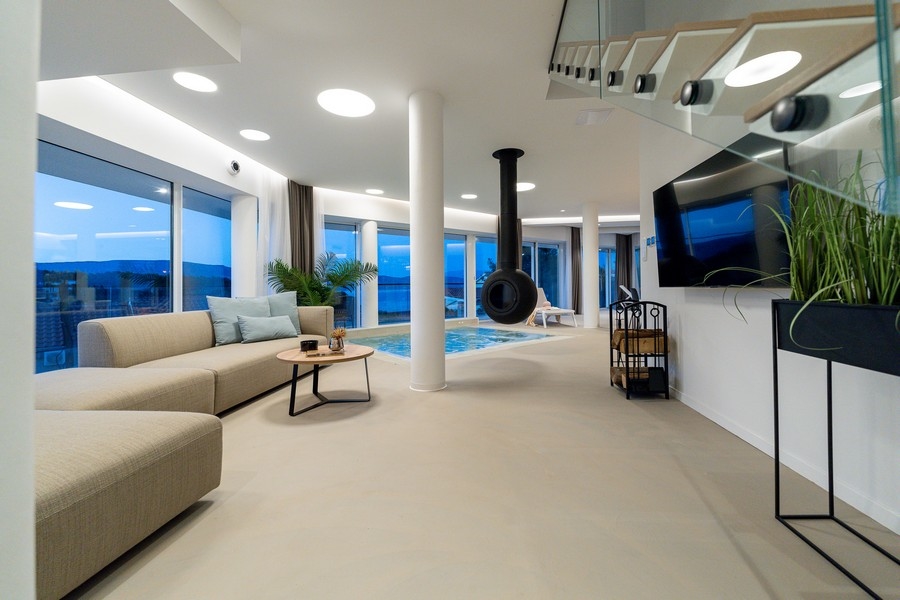 Vysoce kvalitní kuchyně v minimalistickém stylu Villa H1982 na ostrově Hvar (Chorvatsko).