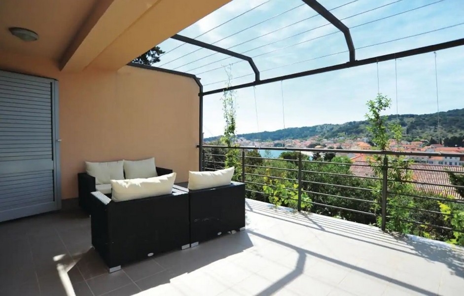 Velká terasa s krásným výhledem na moře.