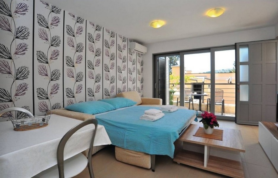 Ložnice s výhledem na terasu.