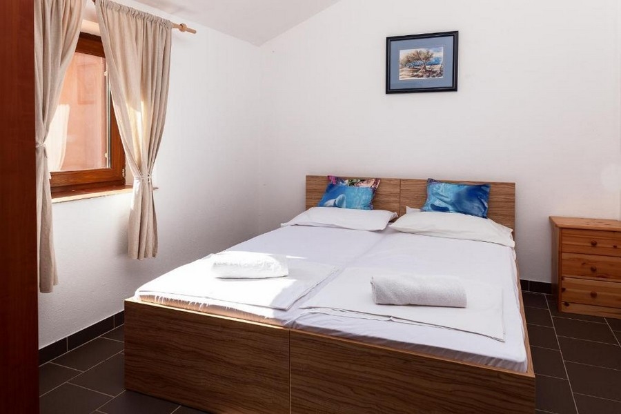 Ložnice s manželskou postelí.