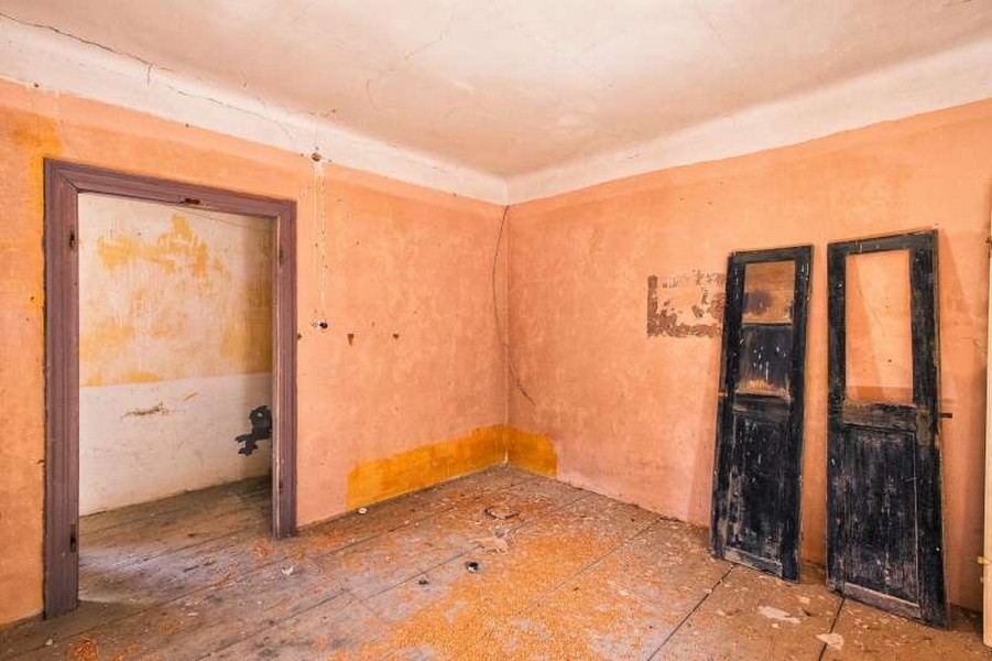 Velkorysý obytný prostor k rekonstrukci