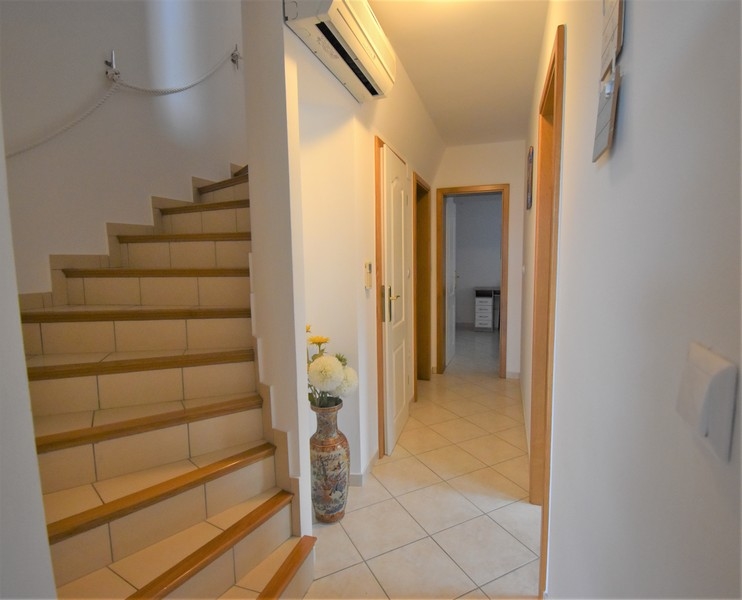 Schodiště a výhled na klimatizaci.