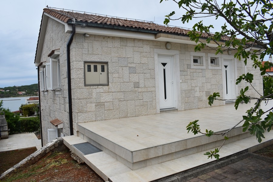 Zadní strana objektu H2556 v Chorvatsku - Panorama Scouting.