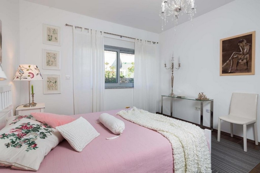 Světlá ložnice s oknem