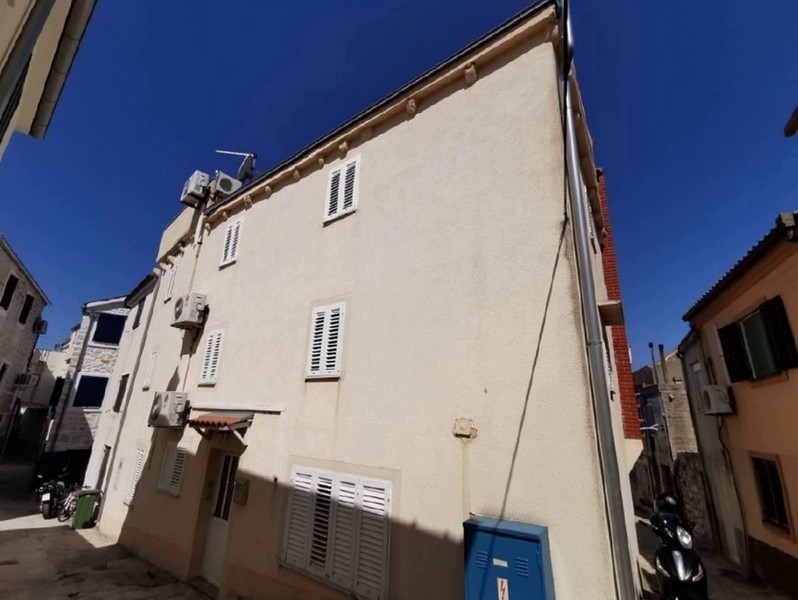 Řadový dům v Betina, Chorvatsko na prodej - venkovní pohled a fasáda.