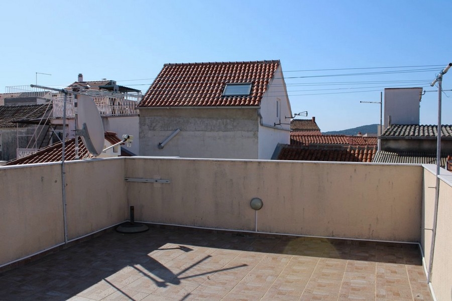 Prostorná střešní terasa s výhledem na město, Betina, Chorvatsko.