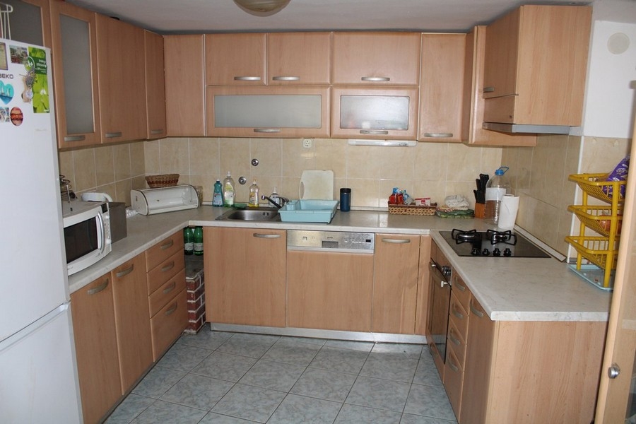 Zařízená kuchyně.