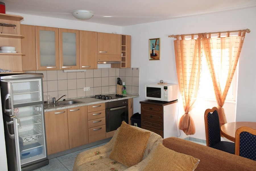 Obývací a jídelní kout s kuchyní.