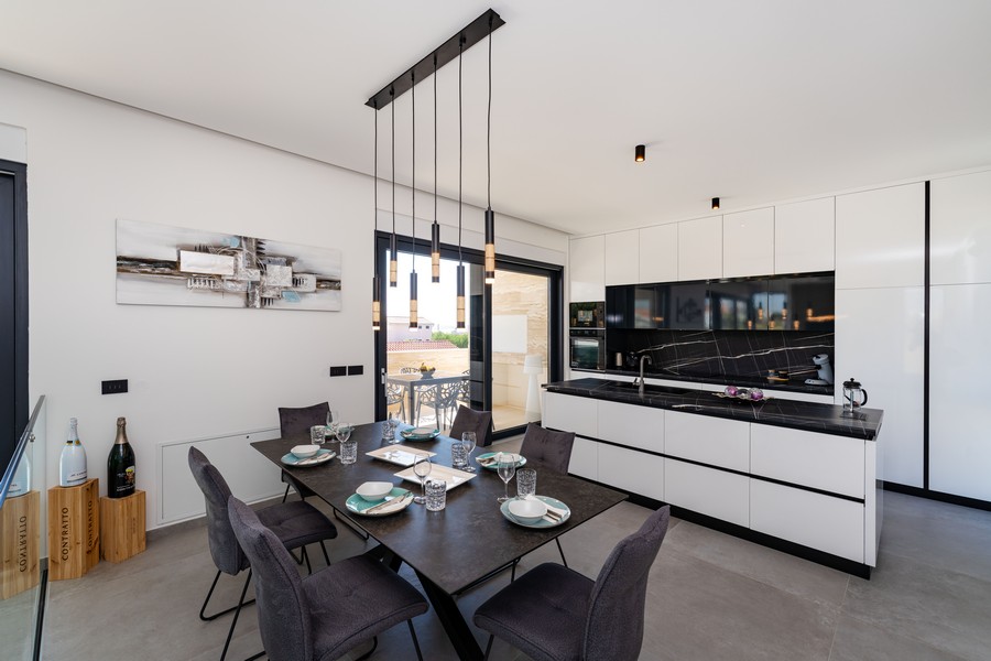 Prostorná terasa s výhledem na bazén a moře