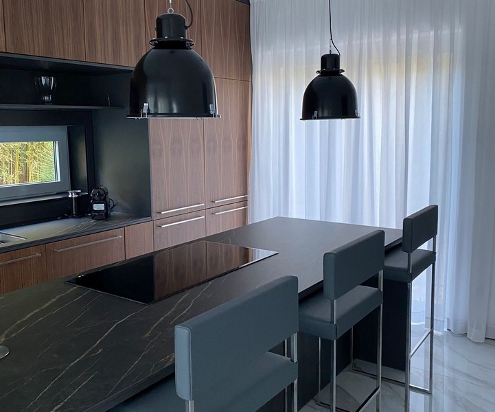 Kvalitně vybavená kuchyně s výhledem na moře