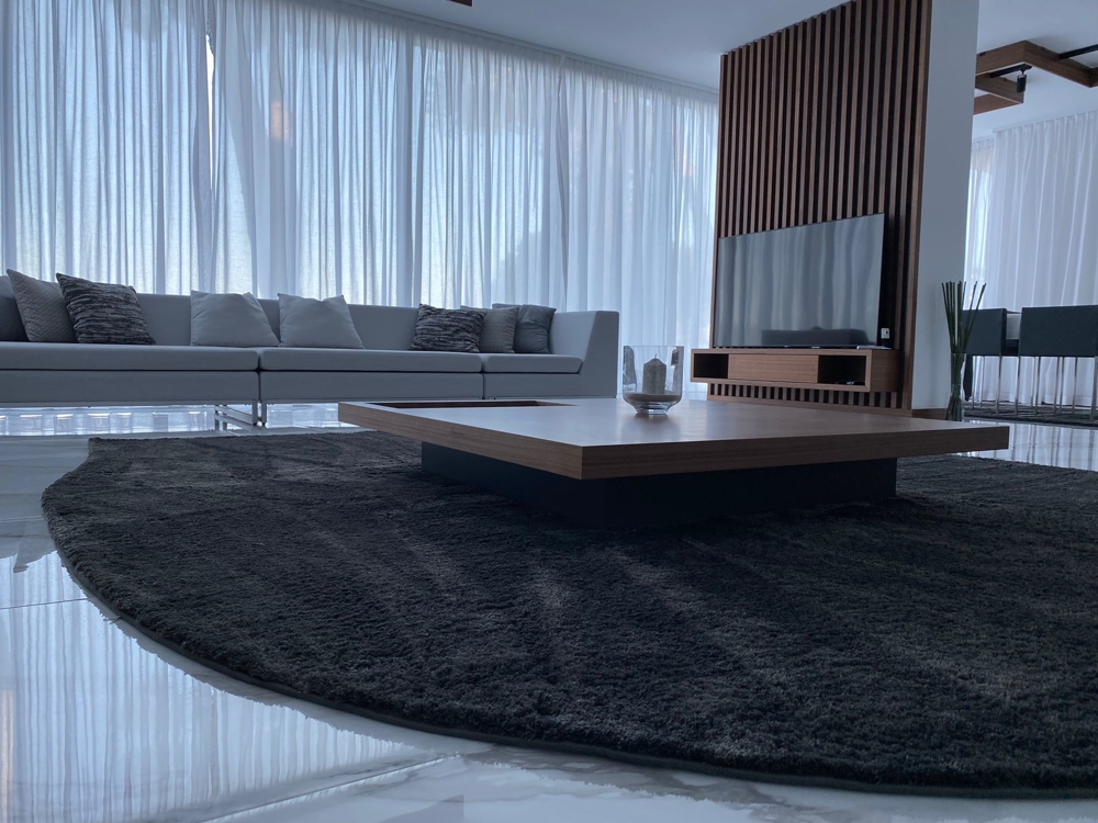 Prostorný obývací pokoj se vstupem na terasu