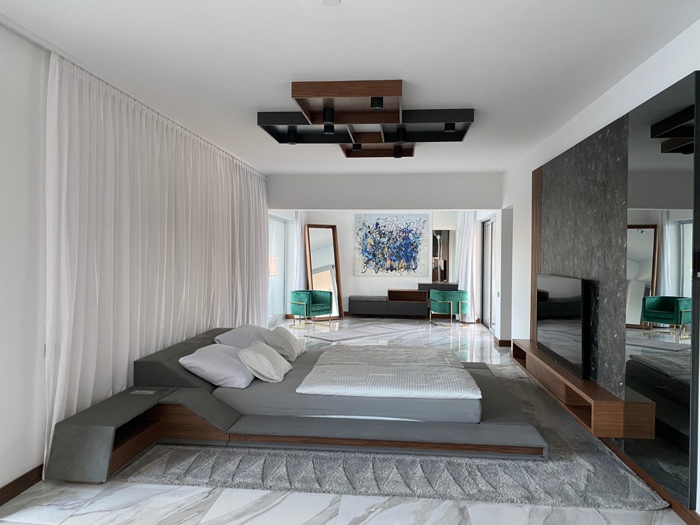 Prostorné ložnice se šatnou a koupelnou