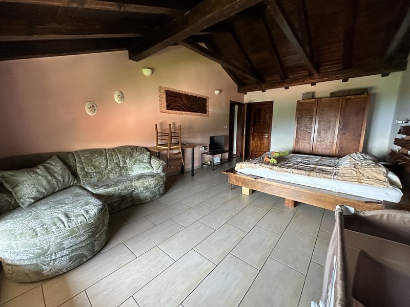 Ložnice s manželskou postelí.