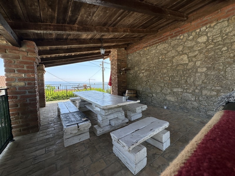 Terasa s jídelním koutem a výhledem na moře.