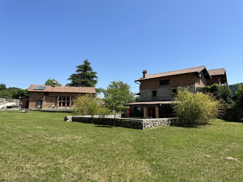 Velký pozemek s bazénem a spoustou pozemků