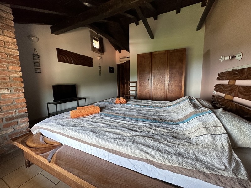 Ložnice v rustikálním stylu.